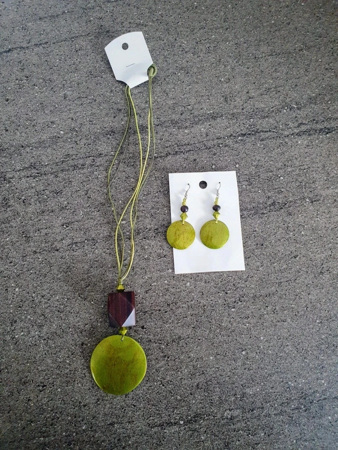 Ensemble collier + boucles d'oreilles.
